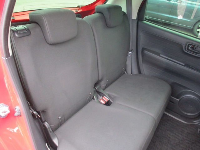 前後シートのデザインが異なるのも、この車の特徴です。前方のハイコントラストなデザインの存在感が際立ちます。