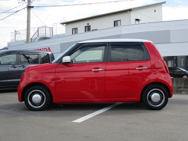 ルーフやドアミラーがホワイトのツートンカラーです。前方のピラーは単色のモデルと異なり、ブラックになっています。