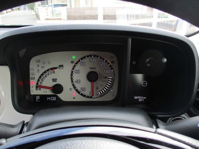 走行距離は【47,816km】です。N-ONEならではのデザイン性のあるメーターになっています。