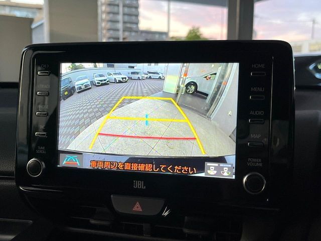 【バックカメラ】駐車時に後方がリアルタイム映像で確認できます。大型商業施設や立体駐車場での駐車時や、夜間のバック時に大活躍！運転スキルに関わらず、今や必須となった装備のひとつです！