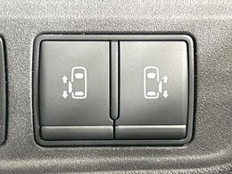 【両側パワースライドドア】スマートキーや運転席のスイッチで後席両側スライドドアの開閉が可能♪電動だから力を入れてドアを開ける必要が無く、小さなお子様でも簡単に開け閉めでき快適です♪