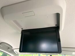 【フリップダウンモニター】大画面モニターで後席でもエンタメをお楽しみいただけます。小さなお子様にも大人気の装備です♪