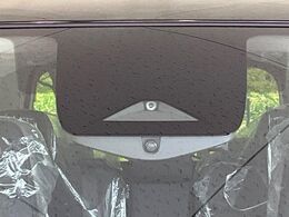 【インテリジェントエマージェンシーブレーキ】フロントカメラで前方の車両や歩行者を検知。衝突しそうな時は衝突被害軽減ブレーキが作動、衝突回避をサポート。より安全にドライブをお楽しみいただけます。