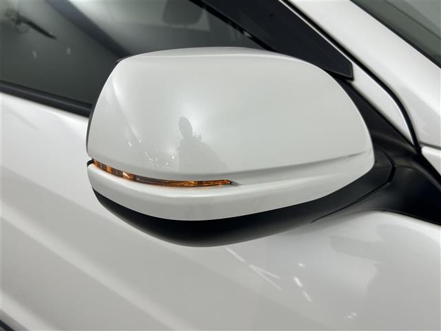 【　電動格納ウインカーミラー　】付いているだけで高級感のUPするウィンカー内臓サイドミラー♪もちろん見た目だけでなく、対向車からの視認性の向上につながり、安全度もUP♪