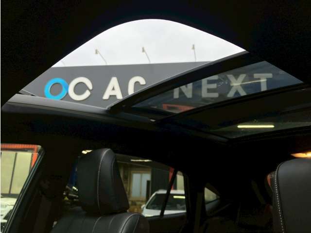 【サンルーフ】開放感たっぷり！車内に明かりを取り入れて景色を楽しむ以外にも、車内の空気も簡単に換気できて快適です！