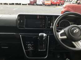 視野移動が少なく、運転に必要な機能をまとめ使いやすさのある運転席まわりです。