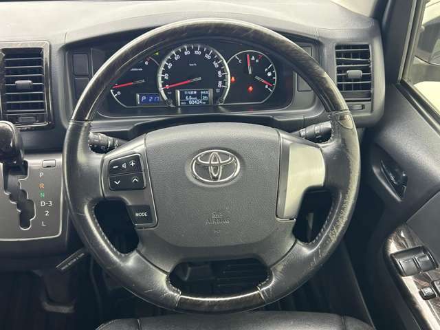 【ハンドル】軽い力で扱いやすいハンドルです。目立つ傷やスレなどなく綺麗な状態です！除菌プランいれていただくとさらに快適に！清潔なお車はお子様にも安心ですね！