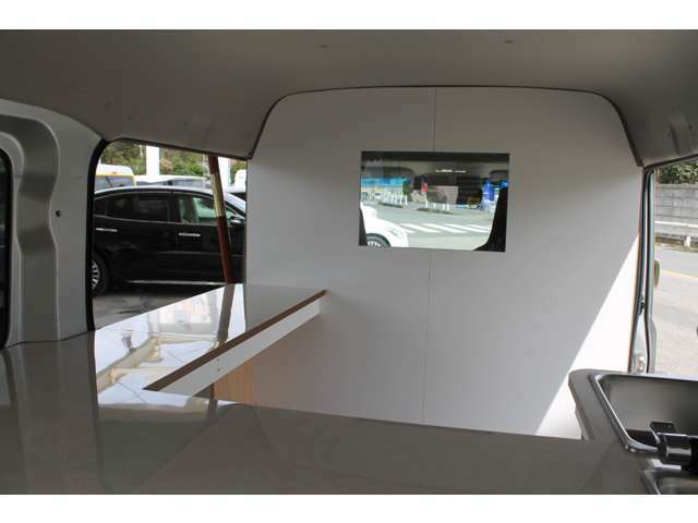 運転中の安全を考え、運転席後部には透明のアクリル板にて窓を埋め込み、後方の視界、およびキッチン部の確認もできます。