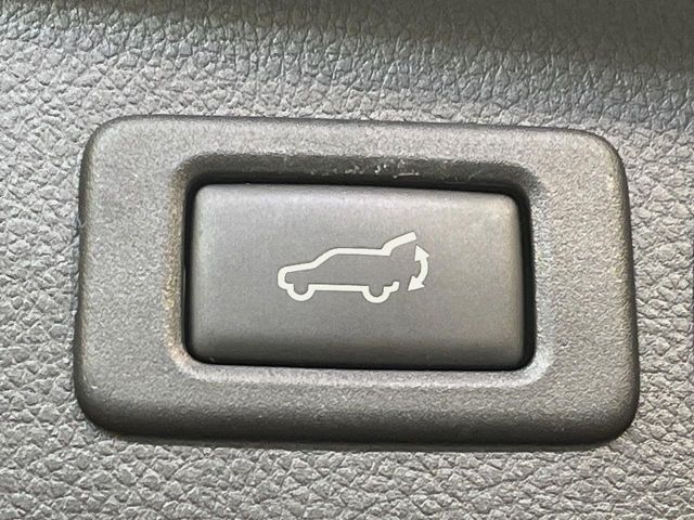 【パワーバックドア】スマートキーや運転席のボタンを押すだけでリアゲートが自動で開閉します！荷物を持っている時や、高い位置にあるバックドアを閉める際に便利な機能です♪