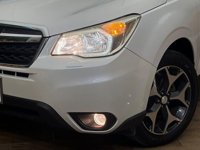 【HIDヘッドライト】非常に明るく前方を照らしてくれるので、悪天候や夜間の走行時も視界良好で安心してお乗りいただけます。