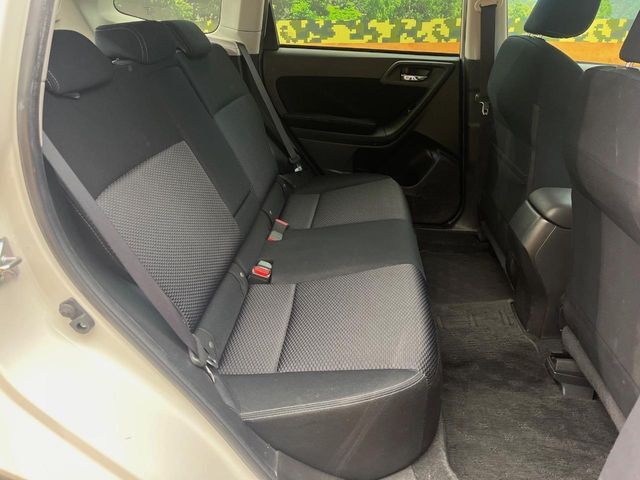 後部座席も気になるようなキズ・汚れやへたり等、大きなダメージはなく、良好な状態です。