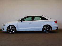 Audi A3 Sedan 30 TFSI sport/LEDライト/アルミホイール 5トラペゾイドアンスラサイトデザイン　ブラック　ポリッシュト (Audi Sport) 8J×18
