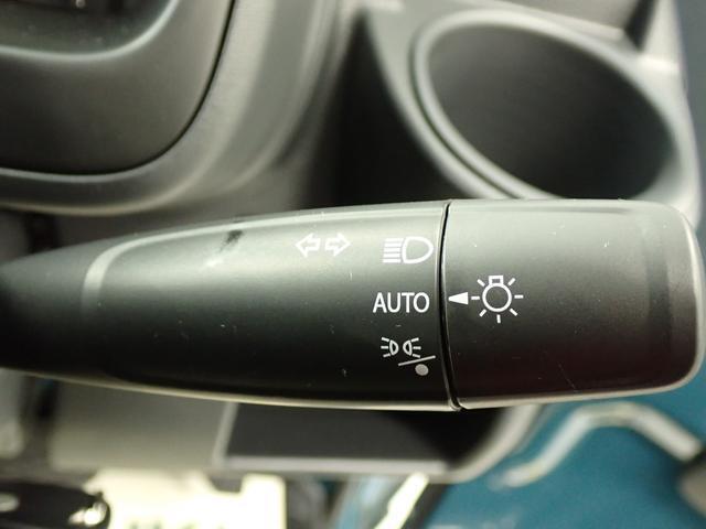 ハイビームで走行中、対向車や先行車がいると、自動でロービームに切り替わり、他車がいなくなったり周囲が暗くなると　自動でハイビームに戻ります。