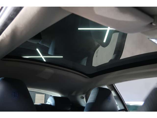 ●『パノラミックガラスルーフ』外からの光が入り開放的な室内空間を演出してくれます！ドライブが楽しくなります♪