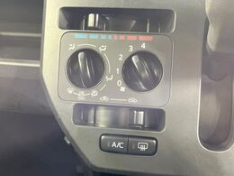 寒い冬も暑い夏も全席に快適な空調を届けてくれる、ダイヤル式エアコンを装備♪