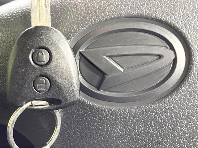 【キーレス】少し離れた場所からでもボタン一つでドアの開錠・施錠ができるのでとっても便利！ドアの鍵穴周りに傷をつけることもありません♪