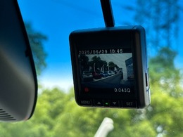万が一の事故はもちろん快適で安全なドライブの必需品　2.4インチ液晶モニター搭載ドライブレコーダーがフロントに付いています。