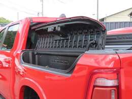 希少のラムBOX！！これは本当に便利な装備！左右にございます！キーレス連動でロック可能！！クールBOXとしても使える優れもの！