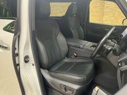 【レザーシート】ならではの高級感あふれる内装がこたわりのアイテム。見た目の高級感とより上質な座り心地をお楽しみください。