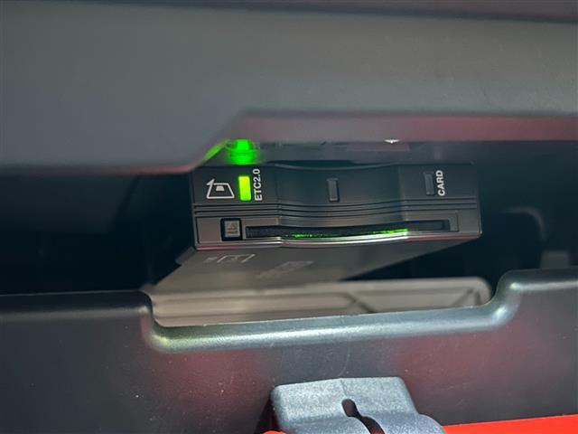【ETC】有料道路を利用する際に料金所で停止することなく通過できる、ETC車載器（ノンストップ自動料金収受システム機器）が装備されています。セットアップを行うことで利用可能になります。