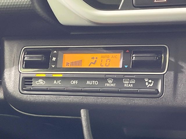 【オートエアコン】一度お好みの温度に設定すれば、車内の温度を検知し風量や温度を自動で調整。暑い…寒い…と何度もスイッチ操作をする必要はありません。快適な車内空間には必須の機能ですね♪