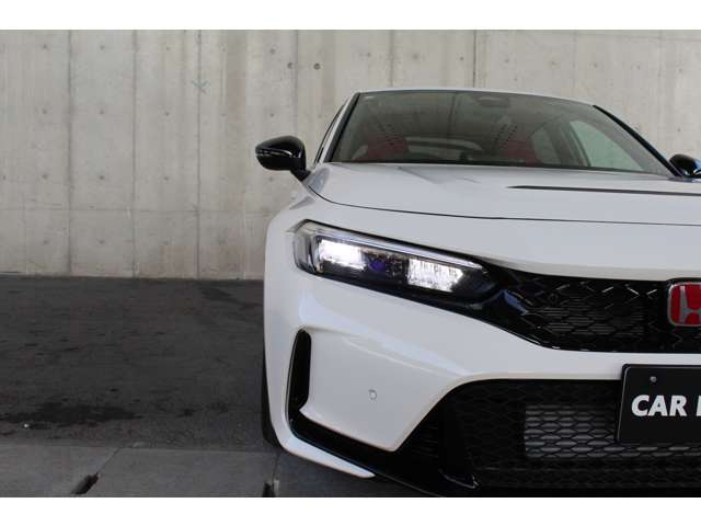 【LEDヘッドライト】悪天候や夜間走行時も良好な視界を確保し安心して運転できる高輝度LEDヘッドライトを装備！点灯速度が早く、消費電力も抑えられています！！