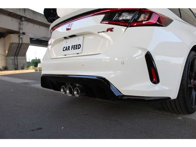 タイプR専用センタートリプルマフラーです。