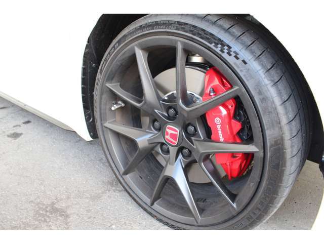 純正アルミホイールです。ブレーキはブレンボ製レッドキャリパーです。