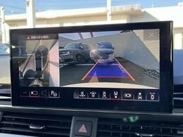 サラウンドビューカメラ『車両の4つのカメラから得た映像を合成し、上空から眺めているような映像をモニターに映し出します。車両周辺の歩行者や障害物などの発見に役立ちます。』