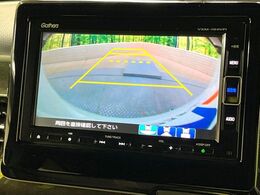 【バックカメラ】駐車時に後方がリアルタイム映像で確認できます。大型商業施設や立体駐車場での駐車時や、夜間のバック時に大活躍！運転スキルに関わらず、今や必須となった装備のひとつです！