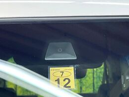 【ホンダセンシング】走行中に前方の車両等を認識し、衝突しそうな時は警報とブレーキで衝突回避と被害軽減をアシスト。より安全にドライブをお楽しみいただけます。