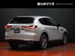 タフさを感じる凛としたCX-60の力強い骨格の素性を存分に活かし、SUVらしいスタンスの良さ、足回りの強さ、キャビンバランスを織り込み、どの角度から見ても骨格的な魅力を感じられるシルエットに整えました