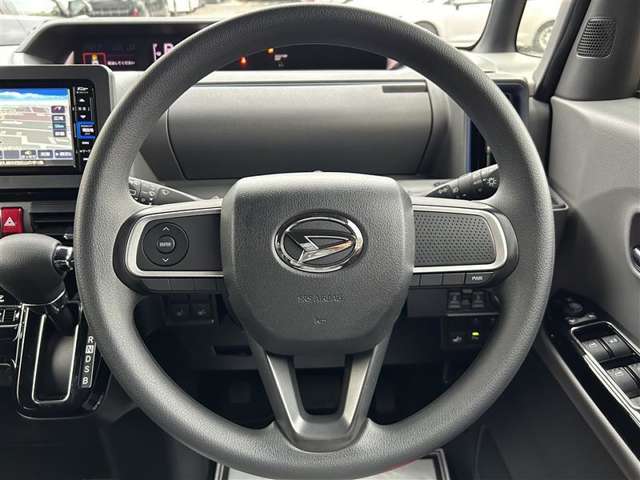 電動式パワーチルトステアリングです。お好みのポジションで運転可能です。
