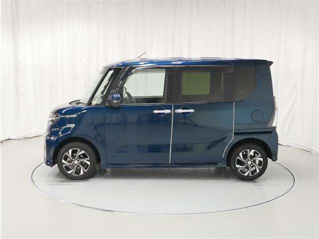 両側パワースライドドア付きだから、狭い駐車スペースなどでの 乗り降りラクラク！小さなお子さまのいるご家庭には嬉しい装備。