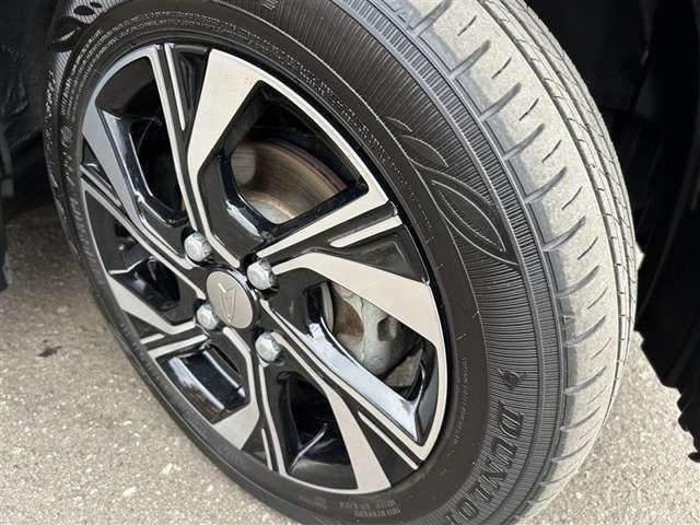 装着夏タイヤは純正アルミホイール付き14インチです。