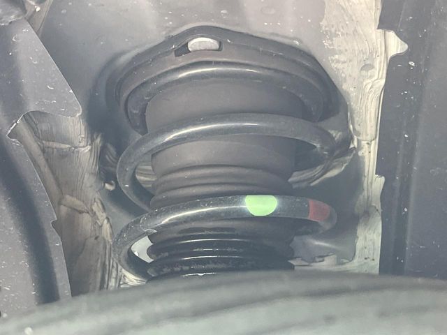 お車を安心してお乗りいただく為には、足回りの定期点検が欠かせません。サービスサポート（有償保証）では無料点検もご提供しており、安心のカーライフをお過ごしいただけるサポート体制が整っています。