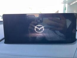 【マツダコネクトナビ】車内の雰囲気にマッチした一体型タイプのナビ。各種車輌設定やBluetooth再生等、様々な機能が楽しめます。直感的なダイヤル操作が可能で、使い勝手も良好です。