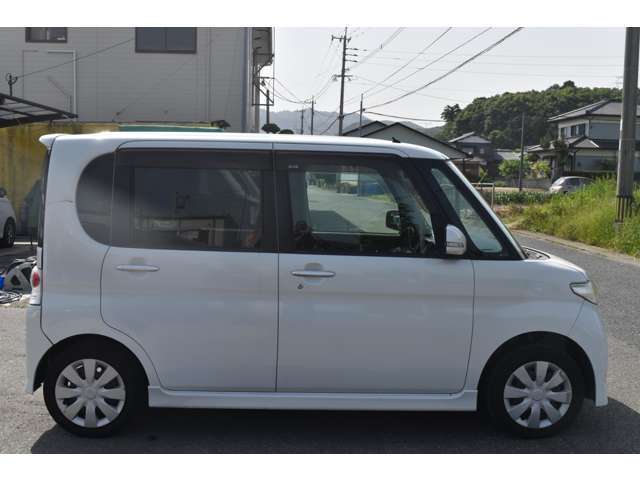 安さの秘密は積載車を保有していますので数台まとめて自社で陸送する事で徹底的にコストカットしています。その結果安く車を販売出来ます！