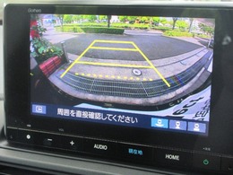 【バックカメラ】バックカメラ搭載で、後方の視界がクリアに！駐車時や後出後に安心して操作ができます。障害物を確認し、スムーズな駐車をサポートします。