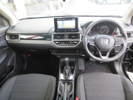 ドライバーを包み込むように、ディスプレーやスイッチ、コンソールを配置。座った瞬間から運転への期待が！空間そのものの心地よさにこだわっています。