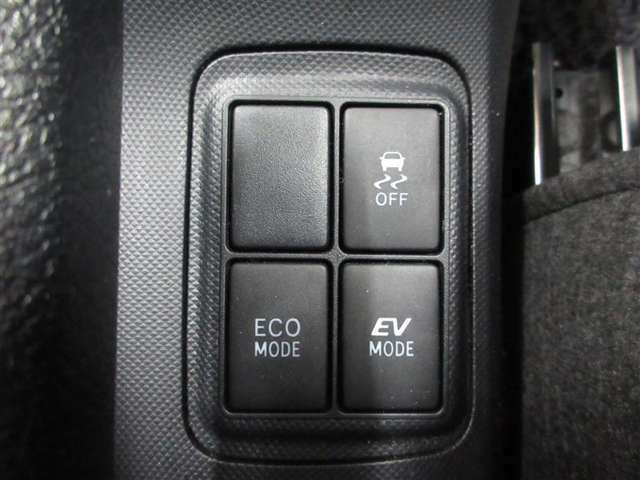 モーター走行のEVモード。エアコン系も制御し、更に燃費を改善するECOモード切り替えもついてます。