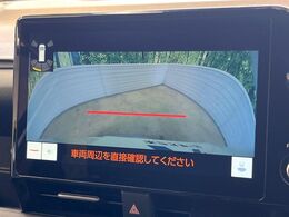 【バックカメラ】駐車時に後方がリアルタイム映像で確認できます。大型商業施設や立体駐車場での駐車時や、夜間のバック時に大活躍！運転スキルに関わらず、今や必須となった装備のひとつです！