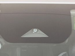 【インテリジェントエマージェンシーブレーキ】フロントカメラで前方の車両や歩行者を検知。衝突しそうな時は衝突被害軽減ブレーキが作動、衝突回避をサポート。より安全にドライブをお楽しみいただけます。