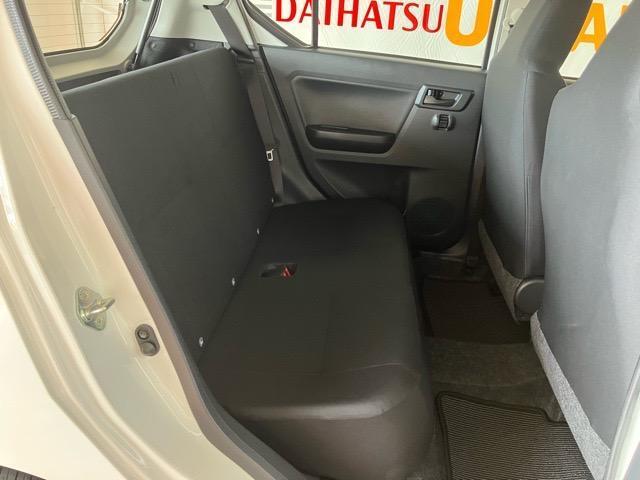 後席背もたれを前倒しにすると、大きな荷物も積めますね♪