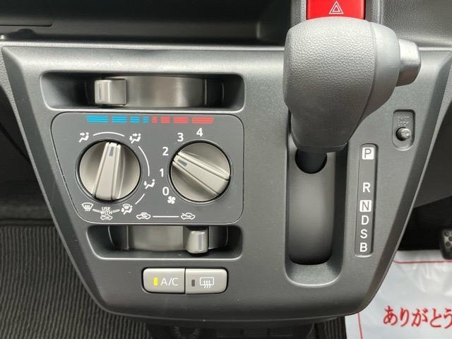 インパネにシフトレバーがございます＾＾空間を広く使うことができ、ハンドルにも近いため操作性にも優れています☆