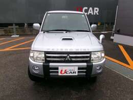 当店は諸費用も含めた総額表示を行っております。諸費用には車庫証明費用が含まれています。また、店舗納車を推奨しておりますので納車費用は含まれておりません。