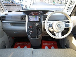 コンパクトなボディー、その車内は広くベンチシートになっています。足元もゆったりとしていますよ。