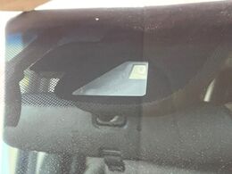 【ホンダセンシング】走行中に前方の車両等を認識し、衝突しそうな時は警報とブレーキで衝突回避と被害軽減をアシスト。より安全にドライブをお楽しみいただけます。