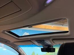 【サンルーフ】開放感たっぷりの希少装備、サンルーフが装着されています！車内に明かりを取り入れたり景色を楽しむ以外にも、車内の空気も簡単に換気できて快適です！