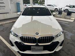 重心低くスポーティな装いの中にも上品さの漂う佇まい。時間をかけ、入念に創り上げられたクルマにしか出せない独特の雰囲気を纏う外観は見る者を惹きつけて止みません！